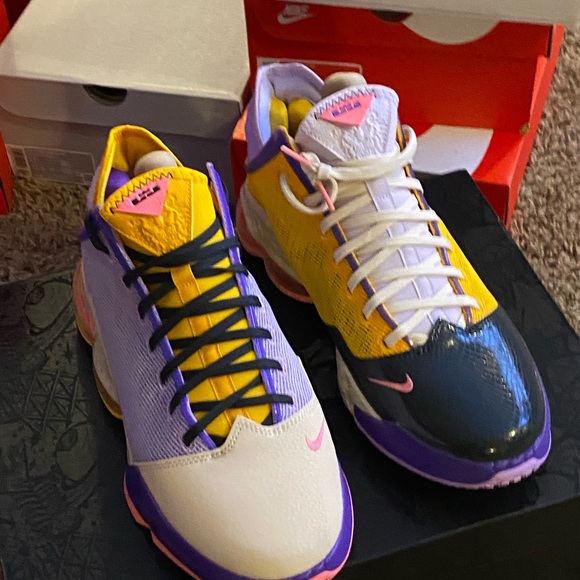 Lebron XIX Low Men’s Sz 11 US  DO9829 500 New w box Lilac/Pink Gaze/Smoke Grey - Picture 3 of 8